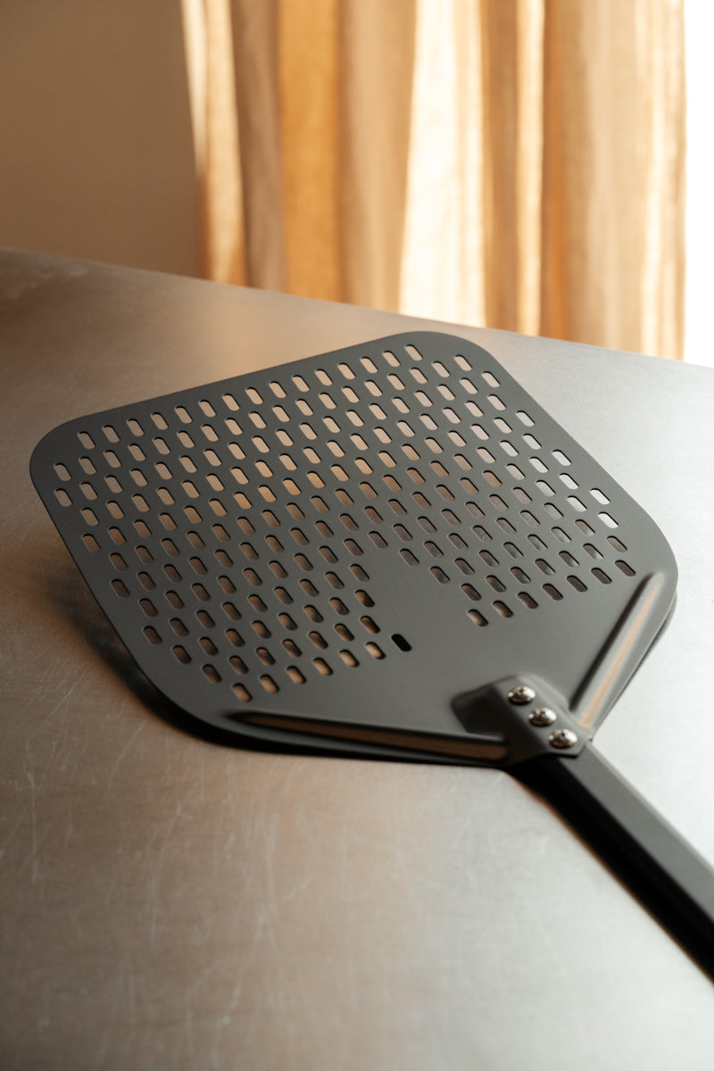 Licoli 101 - Perforated Pizza Peel
